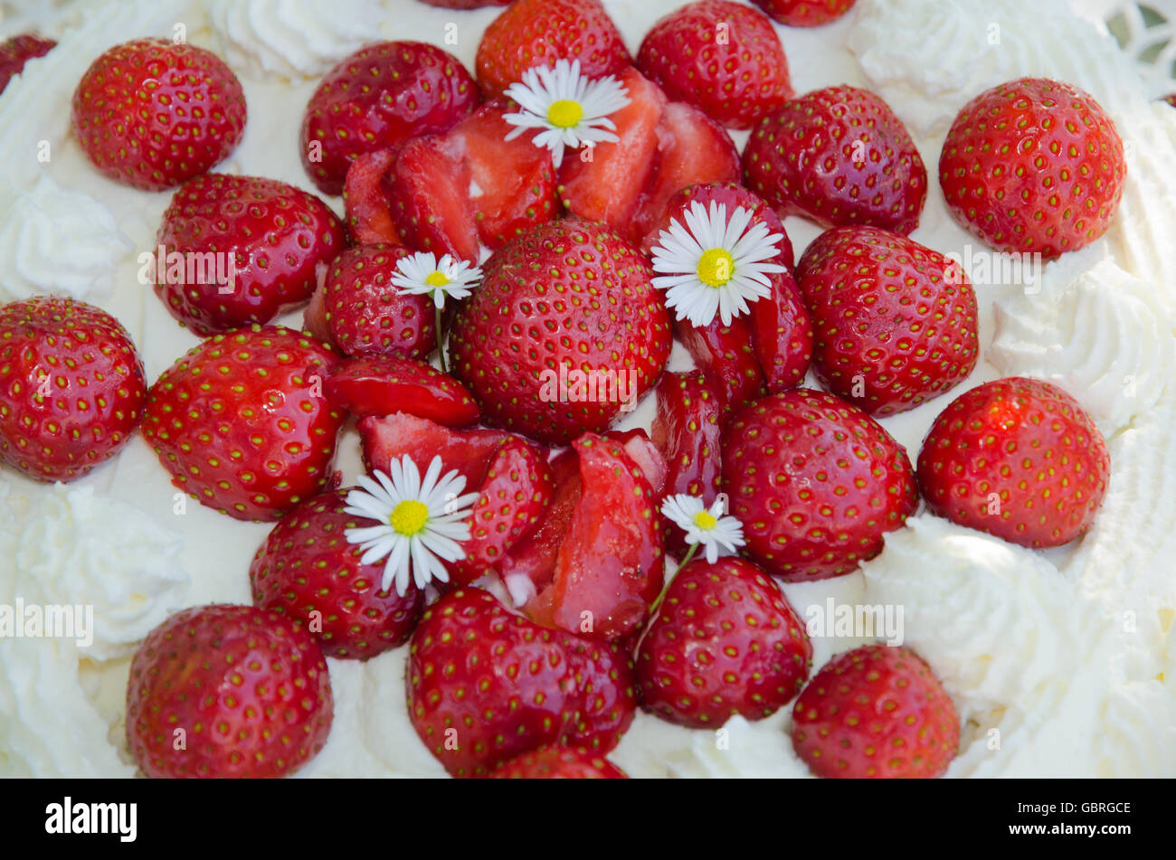Closeup of a strawberry cake decoreted with daisies and strawberries Stock Photo