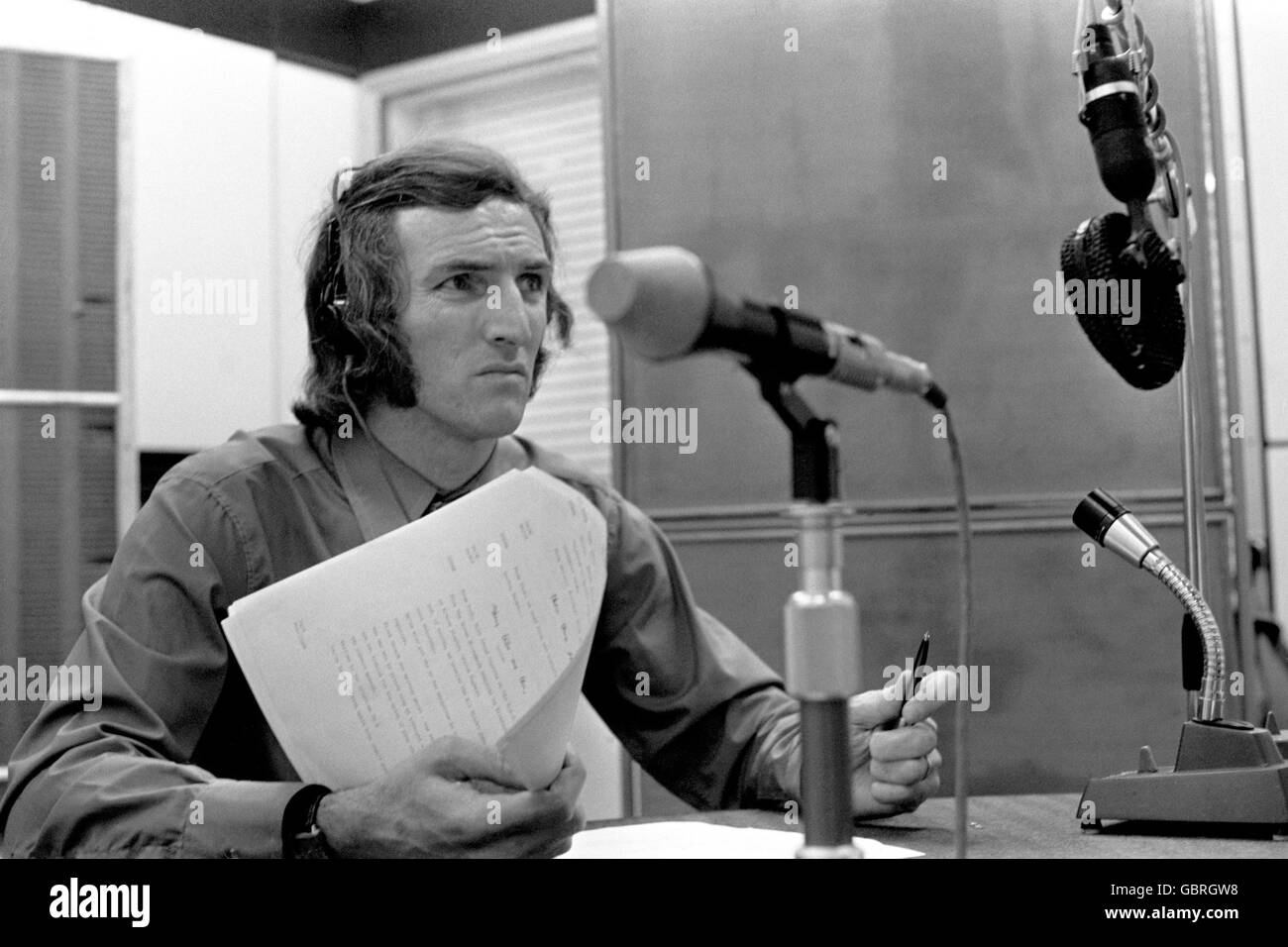 Soccer. Wolverhampton Wanderers' Derek Dougan listens to a caller on his BBC Radio Birmingham talk show Stock Photo