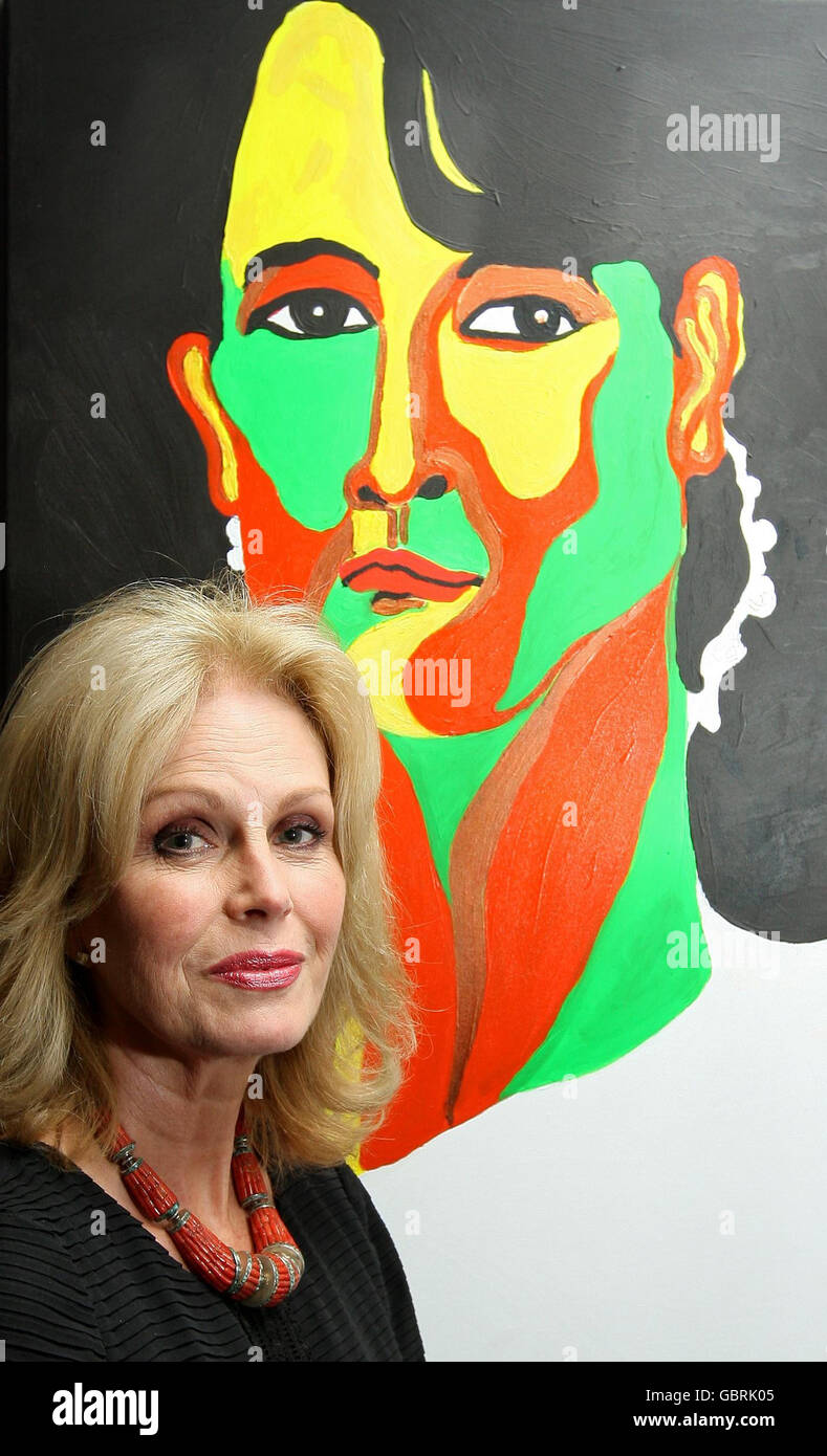 Joanna Lumley stands in front of a portrait of Burmese opposition leader Aung San Suu Kyi, by Burmese artist Htein Lin, at an event to celebrate Suu Kyi's 64th birthday on June 19th, and the 20th anniversary celebrations of Project Burma, held at the Bloomsbury Auction House, Mayfair, London. Stock Photo