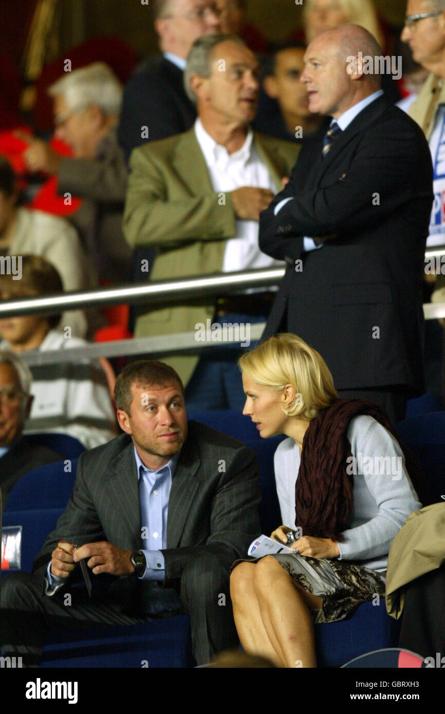 Wags footballerswives football gs1 md1 tues psg stand footballers wives hires stock photography