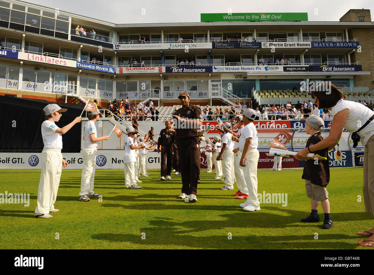 Cricket guard honour clapping full length hires stock photography and