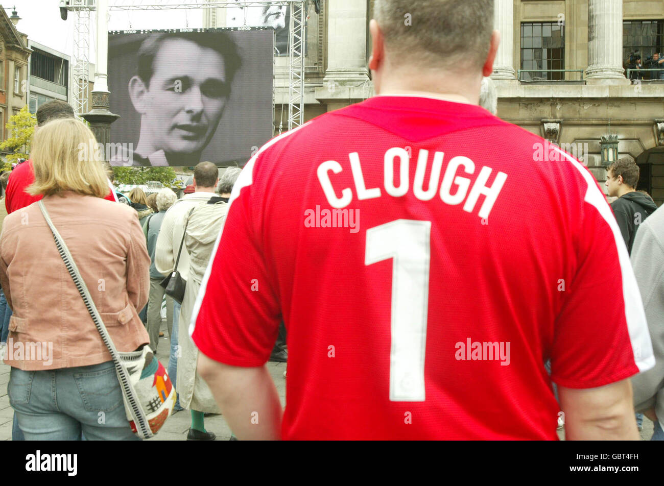 Soccer - Coca-Cola Football League Championship - Nottingham Forest v West Ham United. Nottingham Forest's fans pay their respects for Brian Clough in Nottingham's Old Market Square Stock Photo
