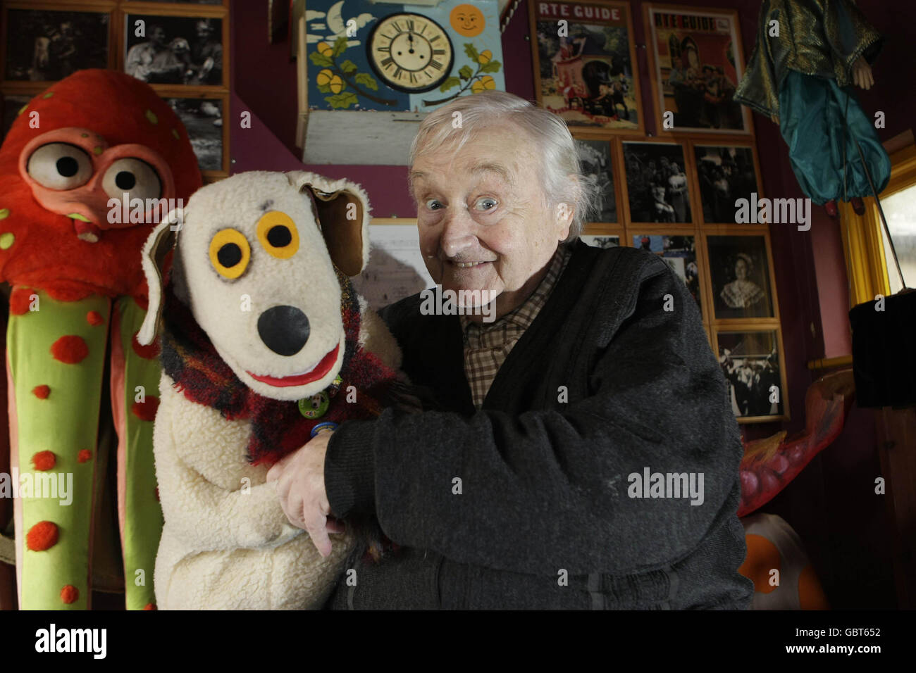 Puppeteer Eugene Lambert, 81, with his dog Judge, from the TV show Wanderly Wagon, which he used to sing happy birthday to Michael Jackson on his last visit to the Lambert Puppet theatre in Monkstown. Stock Photo