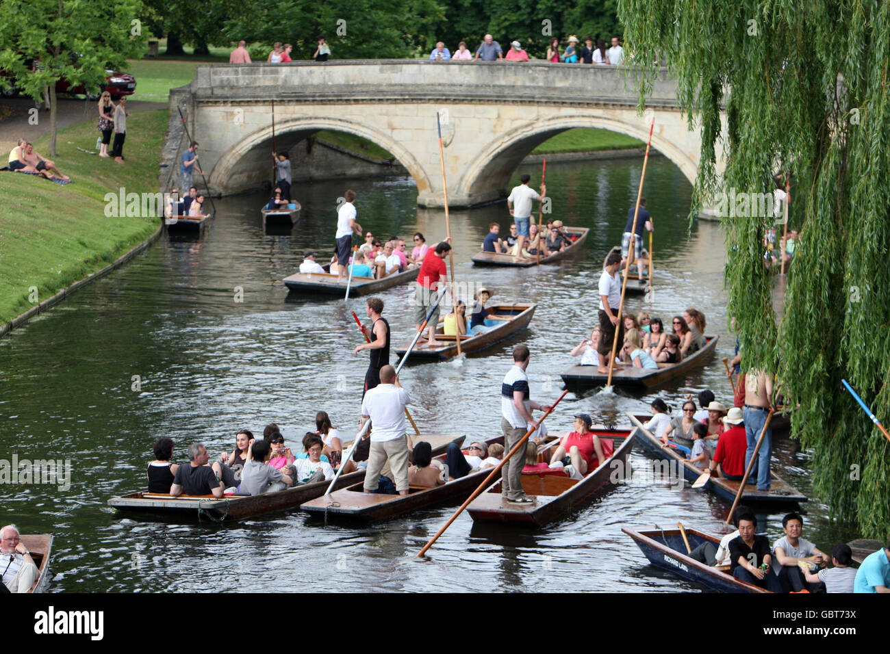 Punters in Cambridge City centre enjoy the summer sunshine along the busy River Cam, Cambridgeshire. Stock Photo