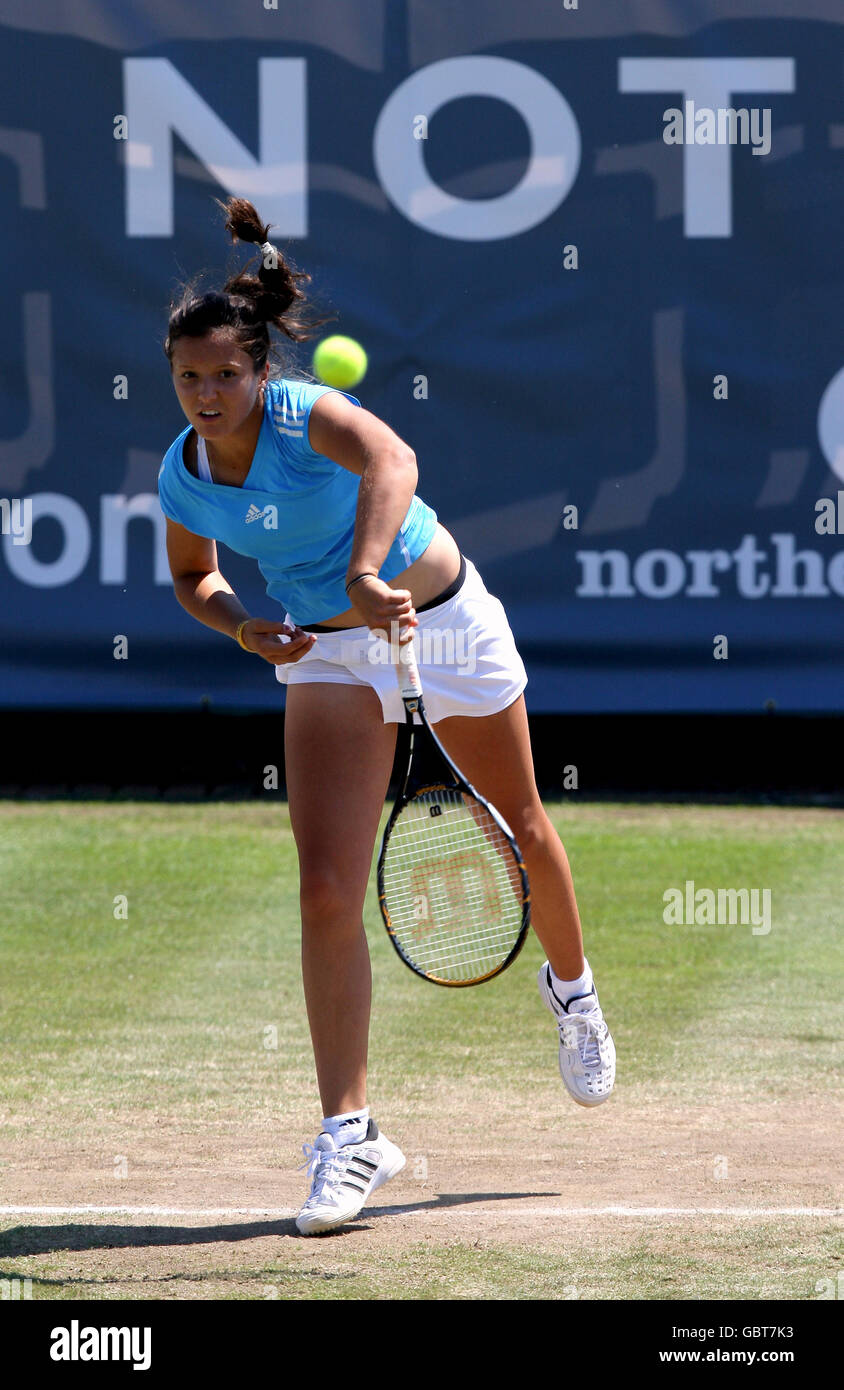 Tennis - Nottingham Masters 2009 - Day Two - Nottingham Tennis Centre. Great Britain's Laura Robson serves to Ukraine's Olga Savchuk Stock Photo