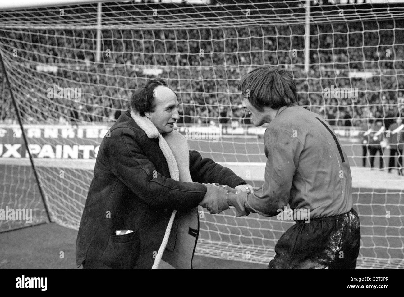 (L-R) Wolverhampton Wanderers manager Bill McGarry celebrates victory with goalkeeper Gary Pierce Stock Photo