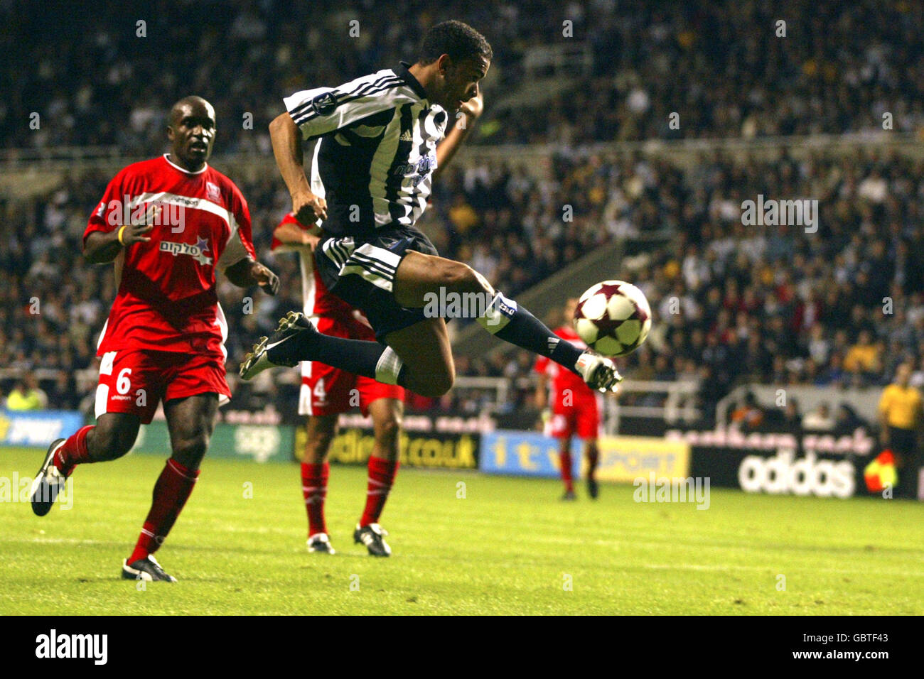 Soccer - UEFA Cup - First Round - First Leg - Newcastle United v Hapoel Bnei Sakhnin. Newcastle United's Kieron Dyer (c) in action Stock Photo