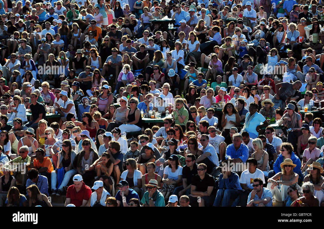 Fans on Murray Mount watch Andy Murray play USA's Robert Kendrick during  the 2009 Wimbledon Championships at the All England Lawn Tennis and Croquet  Club, Wimbledon, London Stock Photo - Alamy
