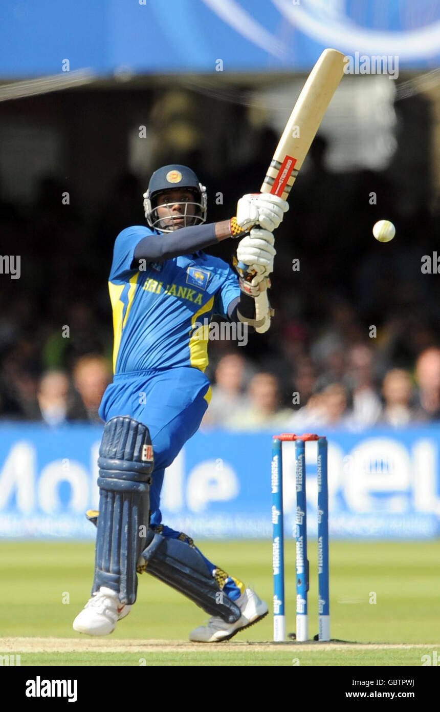 Angelo mathews batting hi-res stock photography and images - Alamy