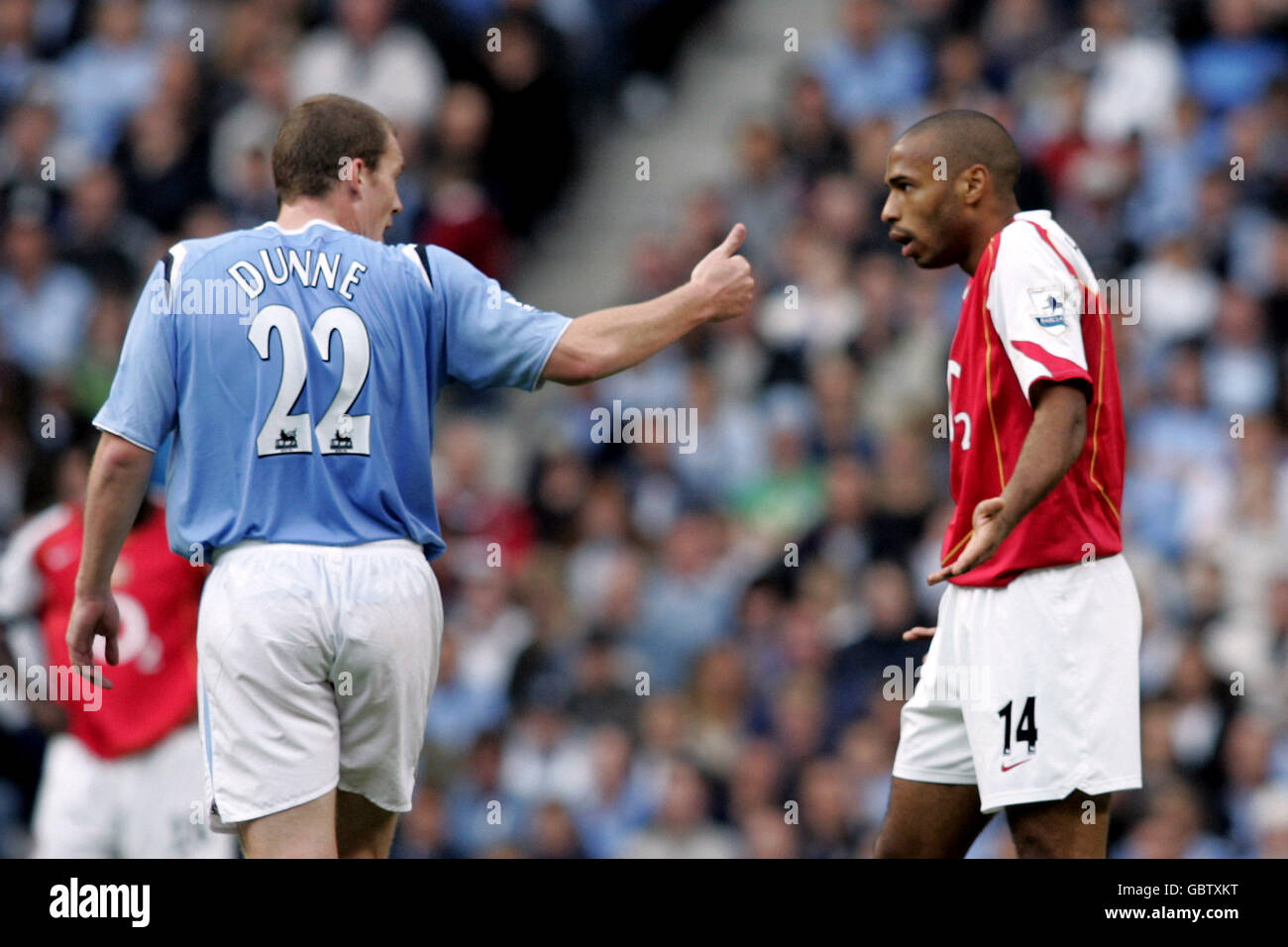 Soccer - FA Barclays Premiership - Manchester City v Arsenal. Manchester City's Ricahed Dunne (l) and Arsenal's Thierry Henry have a difference of opinion Stock Photo