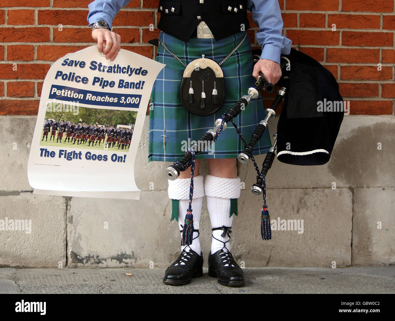 Piper Willie Park with a petition before it was presented to the Chief Constable of Strathclyde Police voicing concern over planned cuts to the force's pipe band in Glasgow. Stock Photo