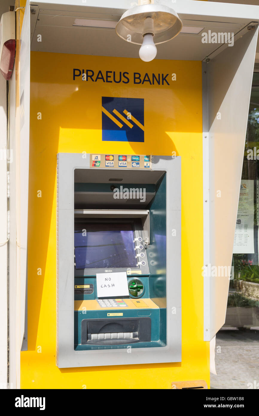 Empty Greek cash dispenser - Piraeus Bank cash dispenser with sign saying 'no cash' - Paxos, Greece, Europe Stock Photo