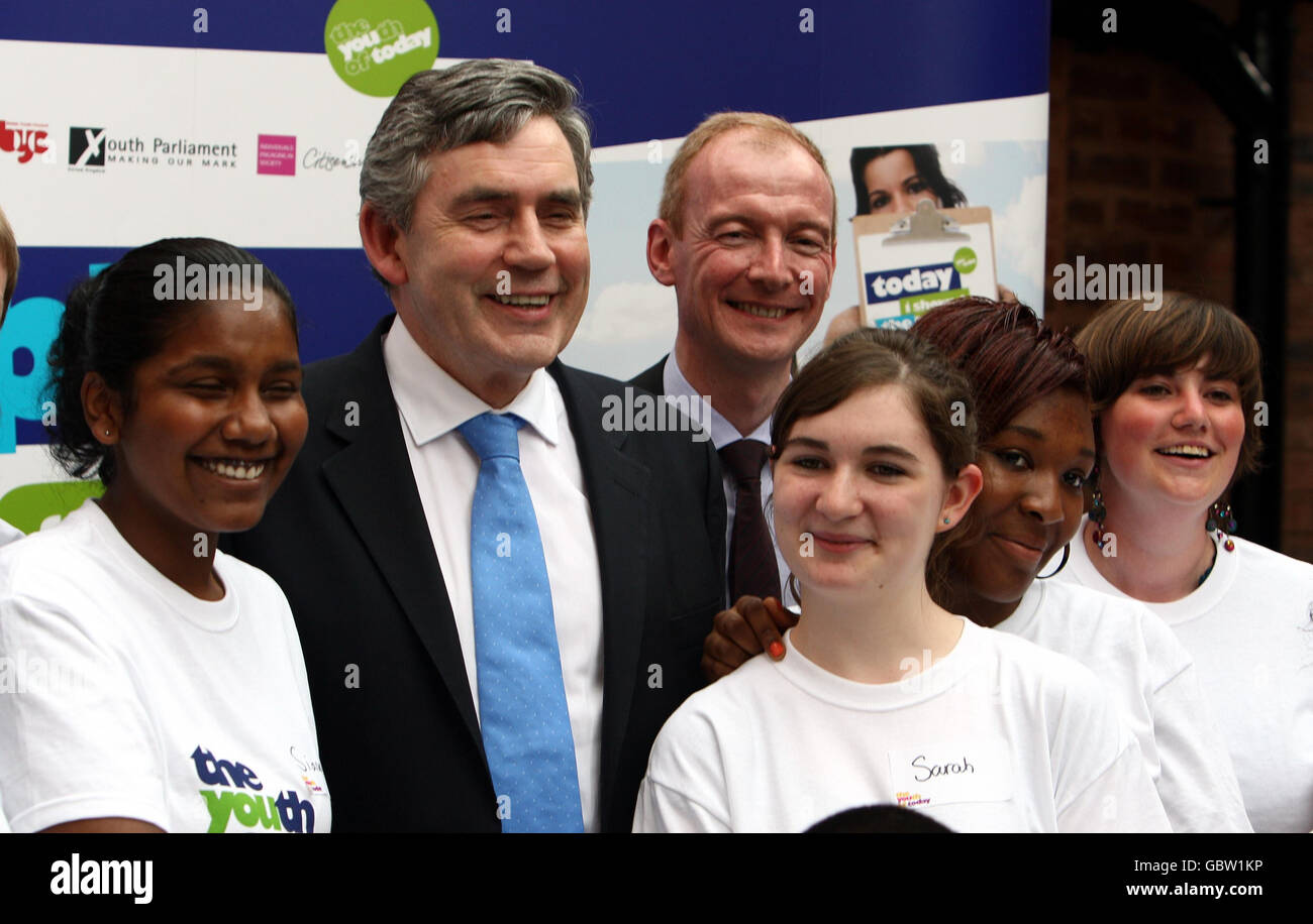 Prime Minister Gordon Brown (centre) poses for a picture with members of the 'Youth of Today' and local MP Pat McFadden (centre right) at the All Saints Centre, Wolverhampton. Stock Photo