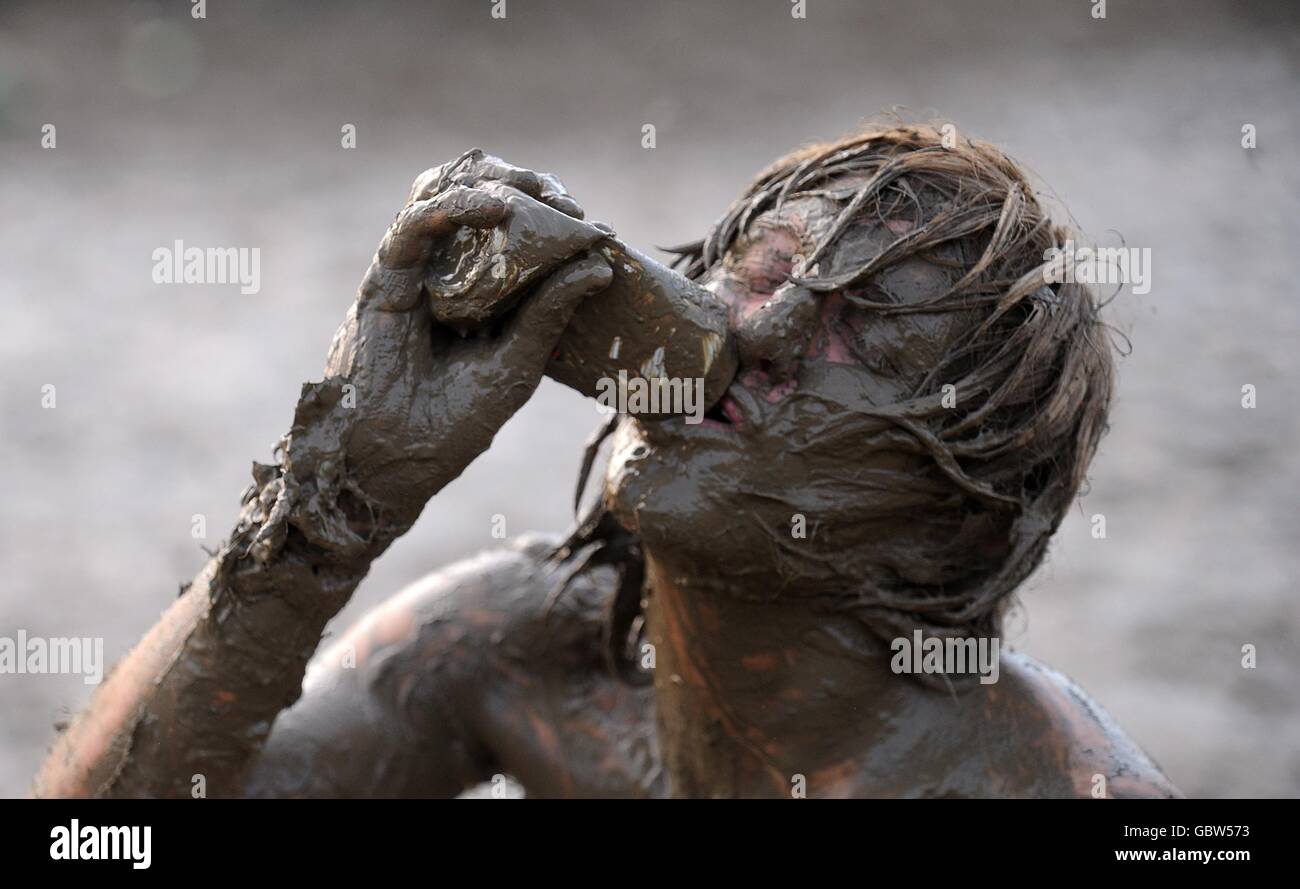 Covered in mud glastonbury hi-res stock photography and images - Alamy