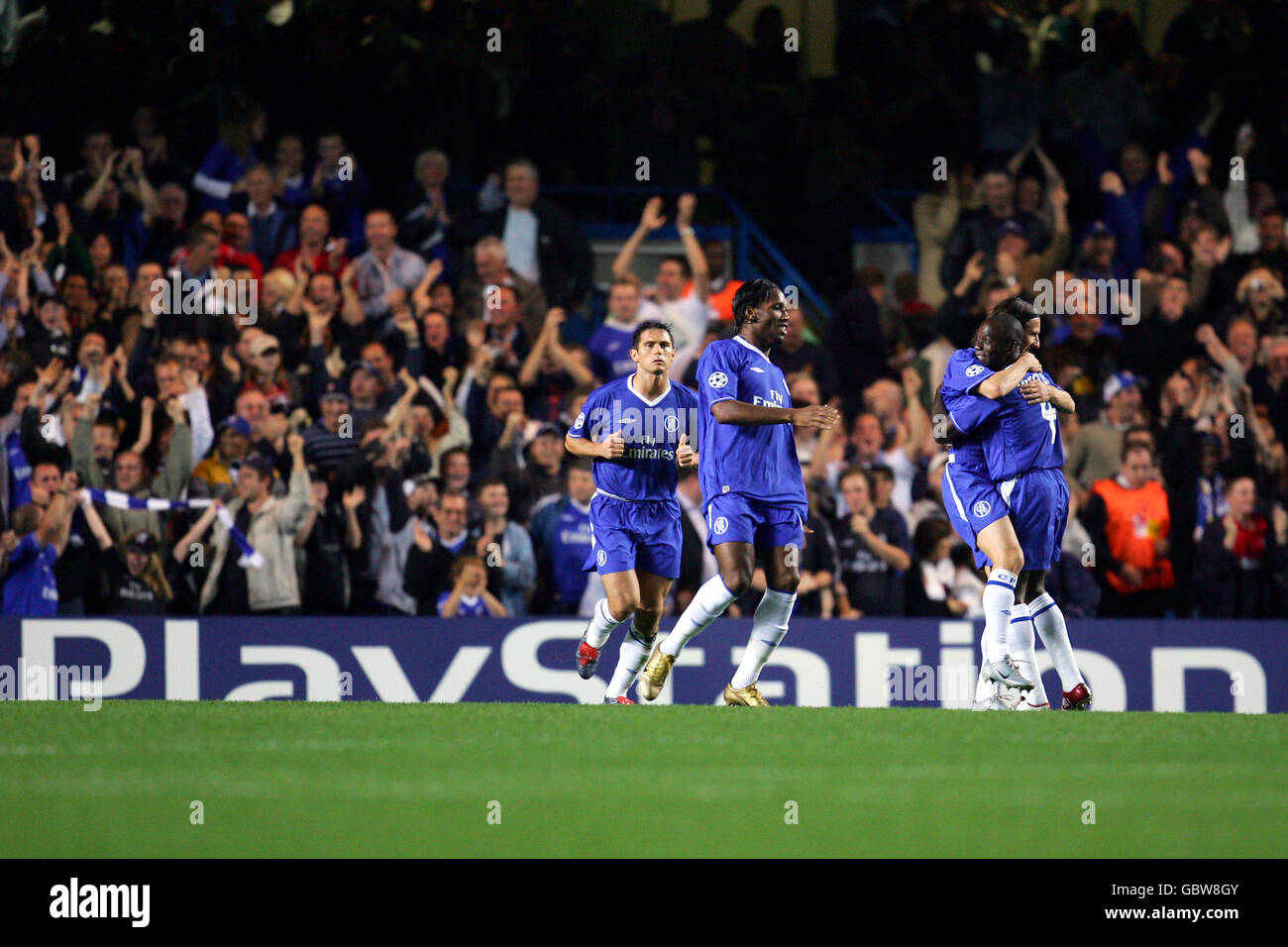 Soccer - UEFA Champions League - Group H - Chelsea v FC Porto. Chelsea's Alexei Smertin (2nd r) is congratulated by teammate William Gallas Stock Photo