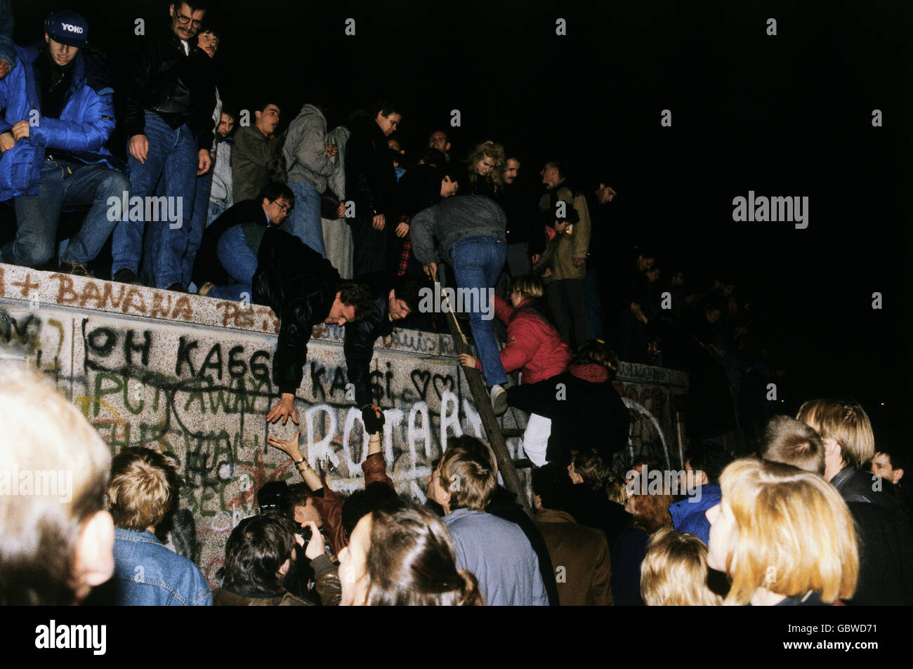 geography / travel, Germany, Fall of the Berlin Wall, people climbing on the Wall, Berlin, 9.11.1989, historic, historical, 20th century, 1980s, 80s, opening, down, November'89, November 89, East Germany, East-Germany, German border, Additional-Rights-Clearences-Not Available Stock Photo