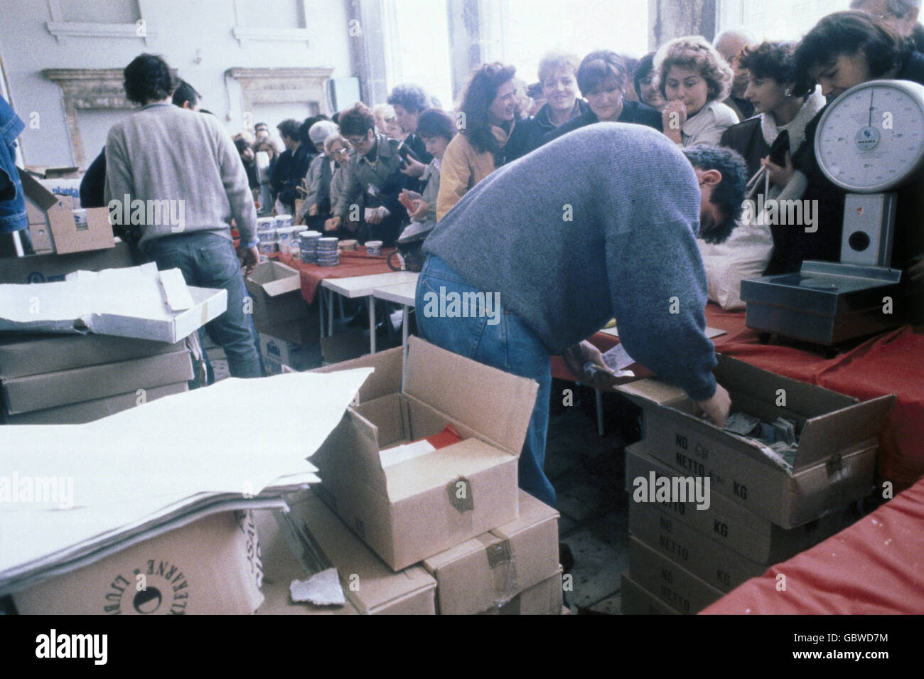 events, Croatian War of Independence 1991 - 1995, crowd at the market at Diocletian's Palace, Split, 21.12.1992, Yugoslavia, Yugoslav Wars, Balkans, conflict, people, misery, lack of supply, trade, Croatia, 1990s, 90s, 20th century, historic, historical, Additional-Rights-Clearences-Not Available Stock Photo