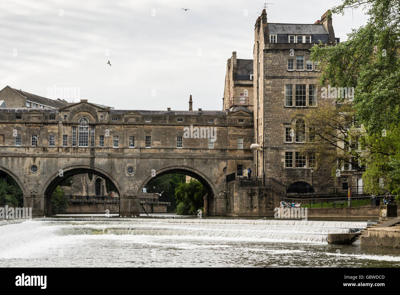 Pulteney Bridge and Pulteney weir on the River Avon in Bath Stock Photo ...