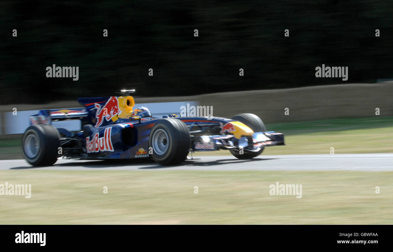 Mark Webber drives a Red Bull-Cosworth STR1 F1 car during the 2009 Goodwood Festival of Speed. Stock Photo