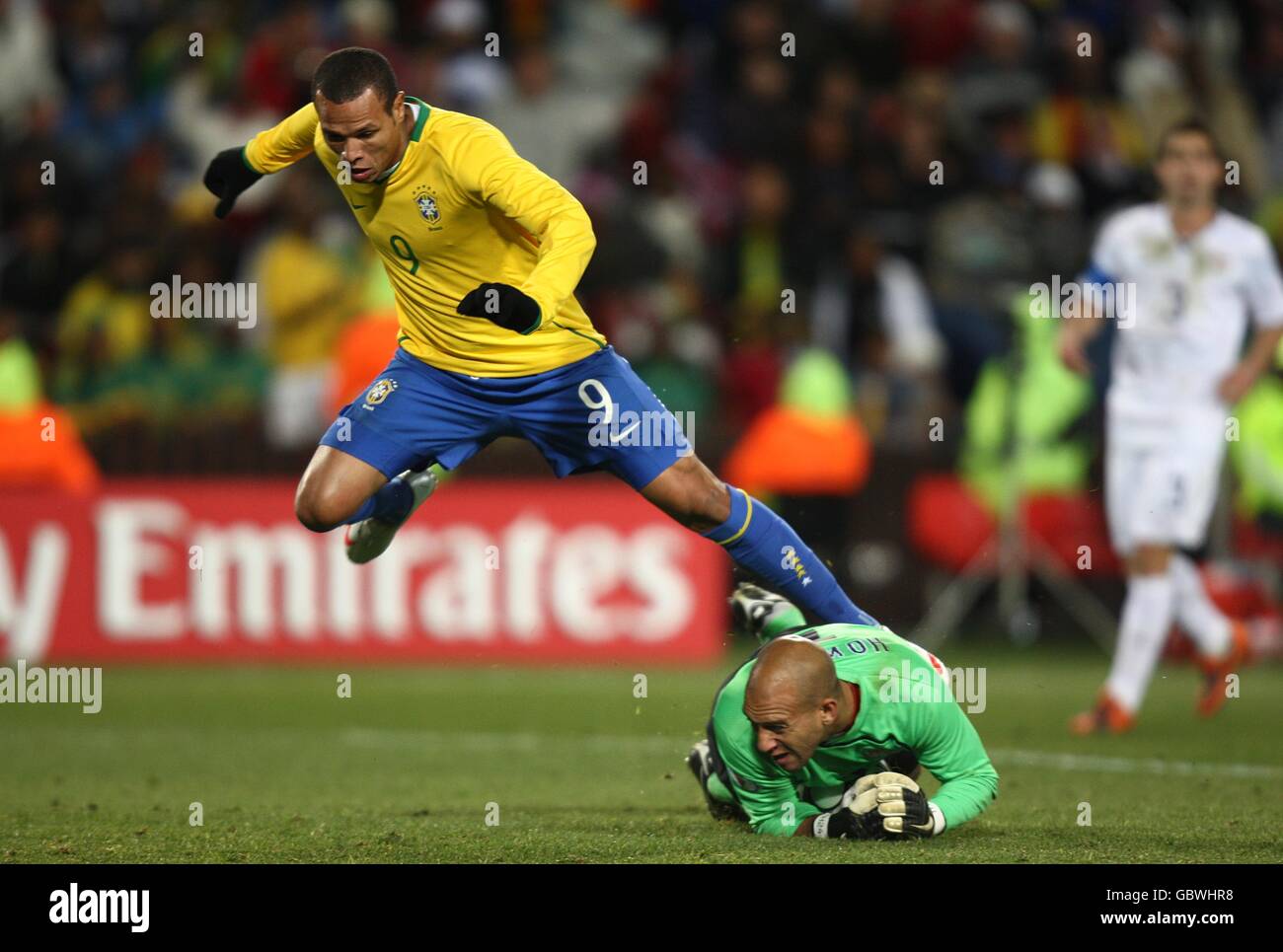 Soccer - 2009 FIFA Confederations Cup - Final - USA v Brazil - Ellis Park. Brazil's Luis Fabiano (left) jumps over USA's goalkeeper Tim Howard after he saves his shot on goal (right) Stock Photo