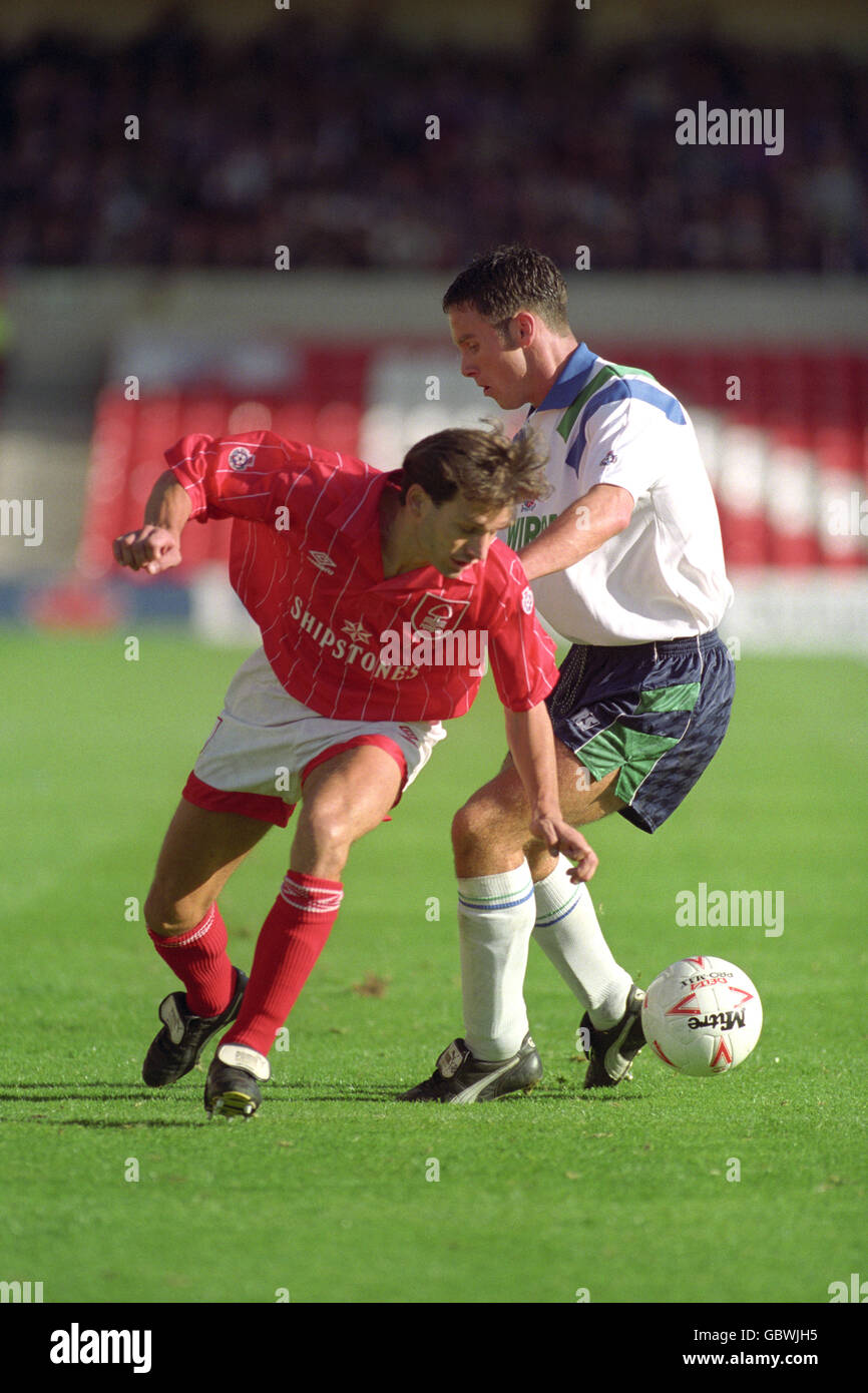 Soccer - Endsleigh League Division One - Nottingham Forest v Tranmere Rovers - City Ground. GARY CROSBY (NOTTINGHAM FOREST) AND GED BRANNAN (TRANMERE ROVERS) FIGHT FOR THE BALL. Stock Photo