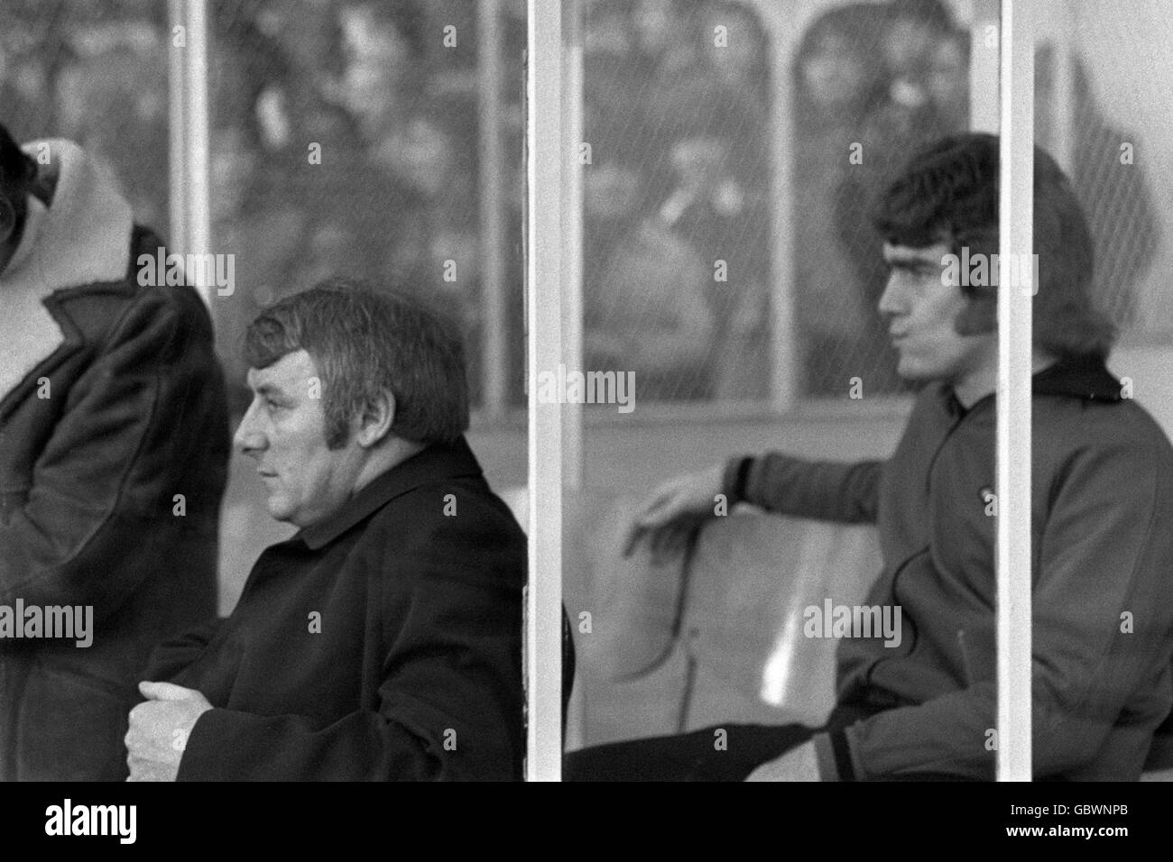 Soccer - League Division One - Arsenal v Manchester United. Manchester United Manager Tommy Docherty (l) and substitute Ted McDougall (r) watch from the bench Stock Photo