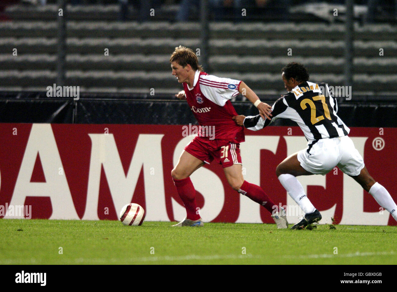 (L-R) Bayern Munich's Bastian Schweinsteiger and Juventus' Jonathan Zebina battle for the ball Stock Photo