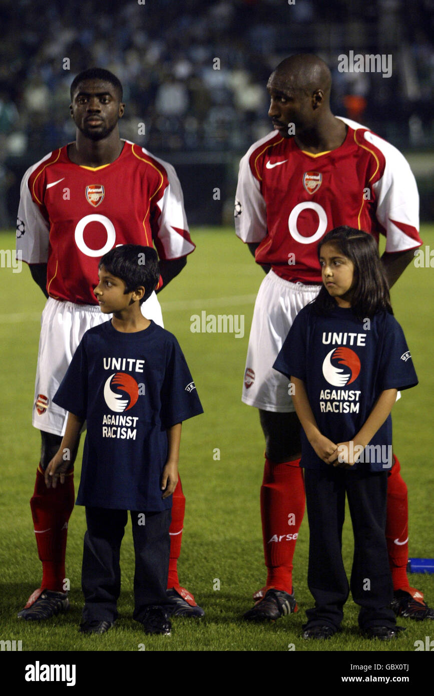 Arsenal's Kolo Toure and Sol Campbell (r) line up prior to the game with  mascots wearing Unite against racism t-shirts Stock Photo - Alamy