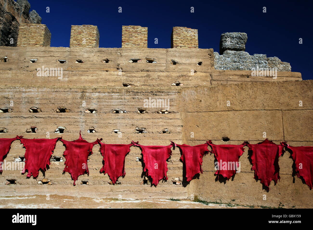 Frisch gefaerbtes Leder der Gerbereien wird ueber der Medina und Altstadt an der Stadtmauer zum trocknen ausgelegt dies in Fes i Stock Photo