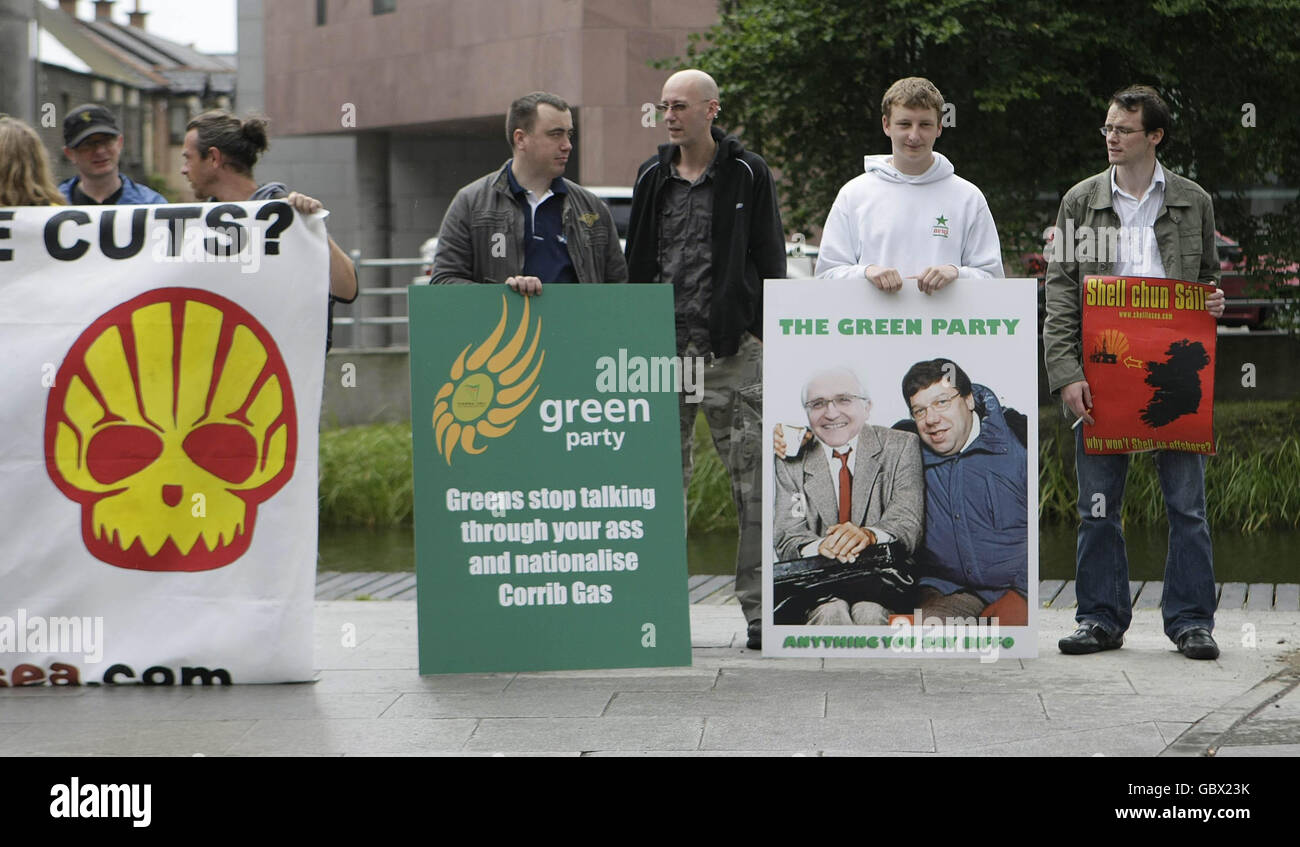 Opponents of the Corrib gas pipeline protest during a meeting by the Green Party Leaders as they discuss the review of the Programme for Government and decide the party's position on the second referendum on the Lisbon Treaty in Dublin this morning. Stock Photo