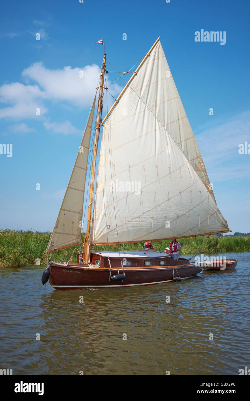 Classic Norfolk Broads Sailing on a Hunter's Yard Gaff Rig Yacht ...