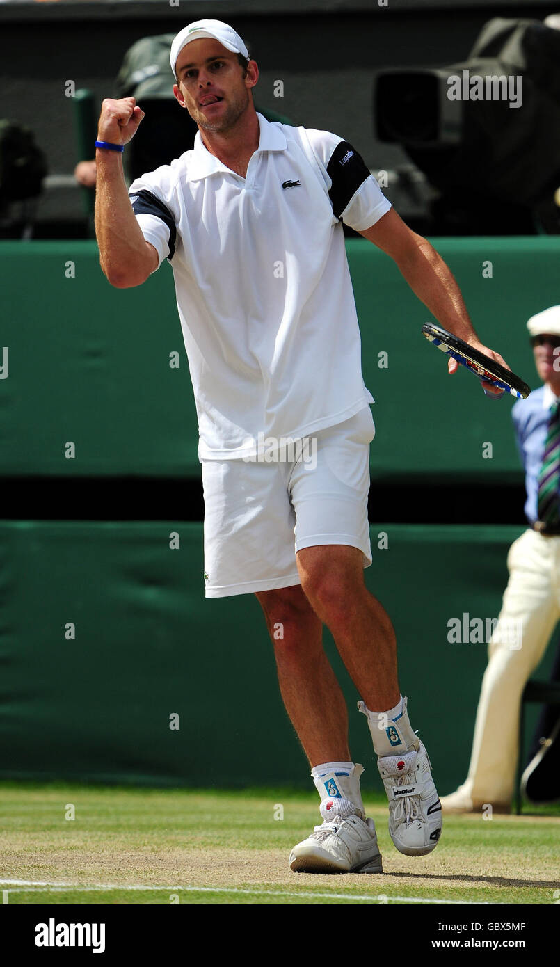 USA's Andy Roddick celebrates winning the first set during the ...