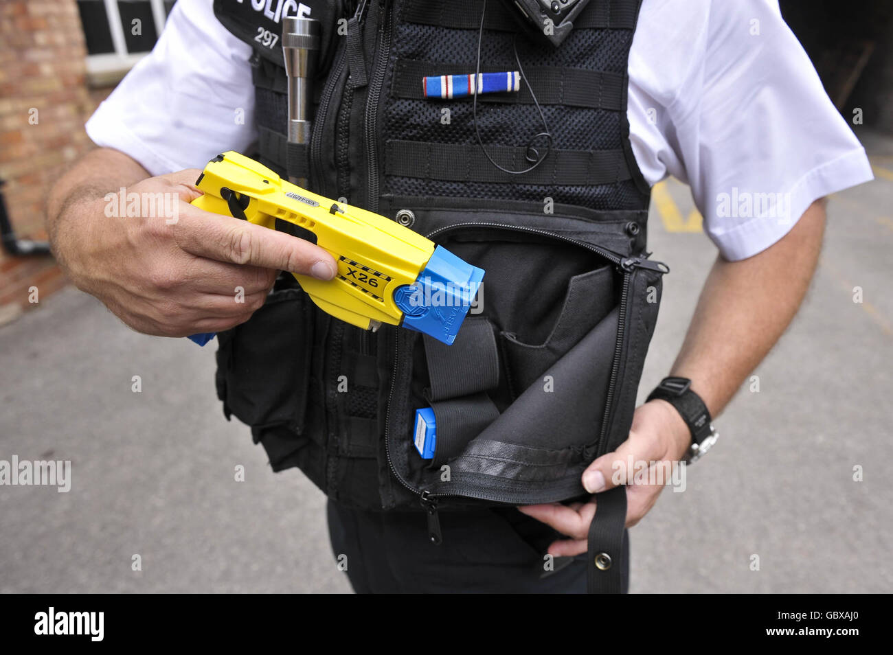 Police extend stun gun training Stock Photo Alamy