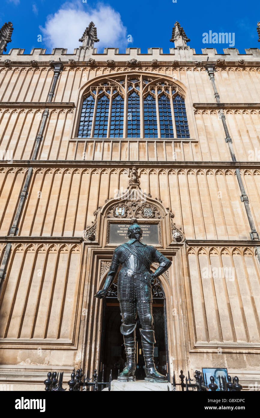England Oxfordshire Oxford Bodleian Library Statue of William England Oxfordshire Oxford Bodleian Library Statue of William