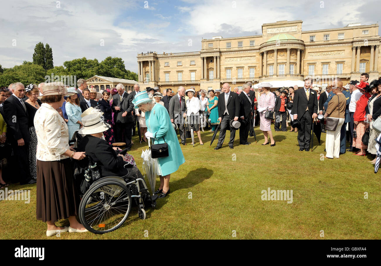 Queen elizabeth ii first buckingham palace garden party summer hires(02)
