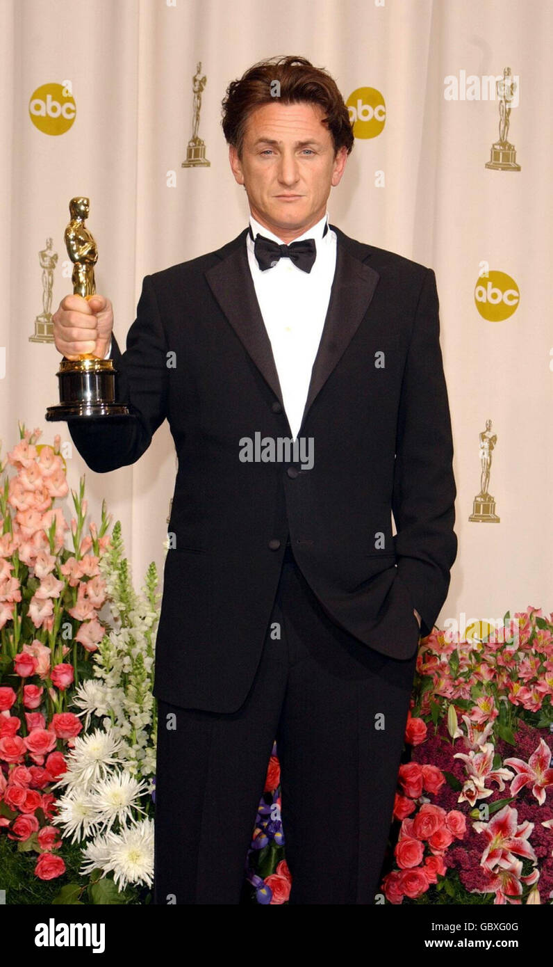 Sean Penn with his Best Actor Oscar for his role in the film Mystic