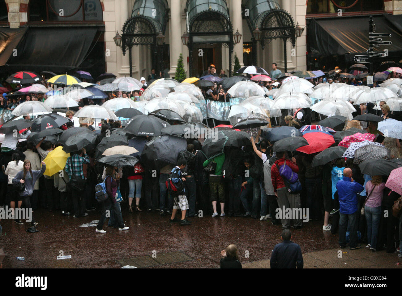 Heavy rain at the world premiere of Harry Potter and the Half-Blood Prince at the Odeon Leicester Square, London. Stock Photo