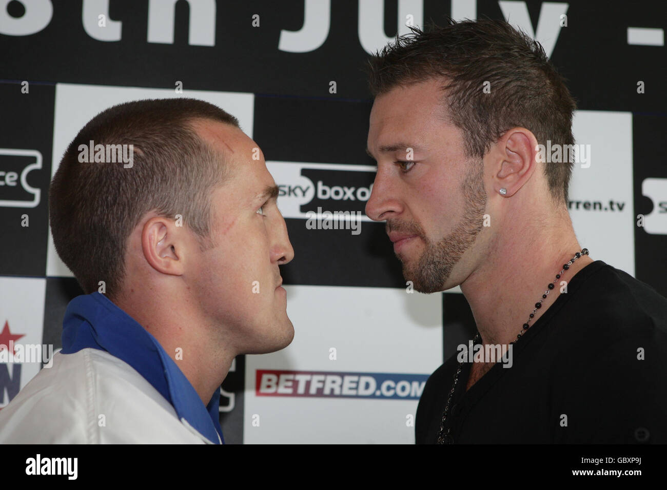 Boxing - Amir Khan v Andreas Kotelnik Undercard Press Conference - Lowry Hotel. Boxer's Enzo Maccarinelli (right) and Denis Lebedev during the head to head press conference at the Lowry Hotel, Manchester. Stock Photo