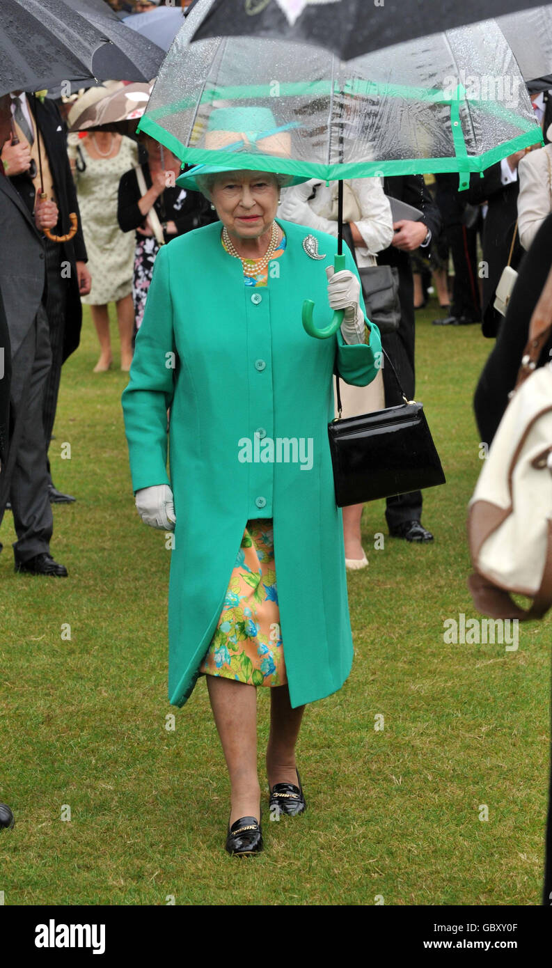 Queen Elizabeth II attends a summer garden party, at Buckingham Palace, London. Stock Photo
