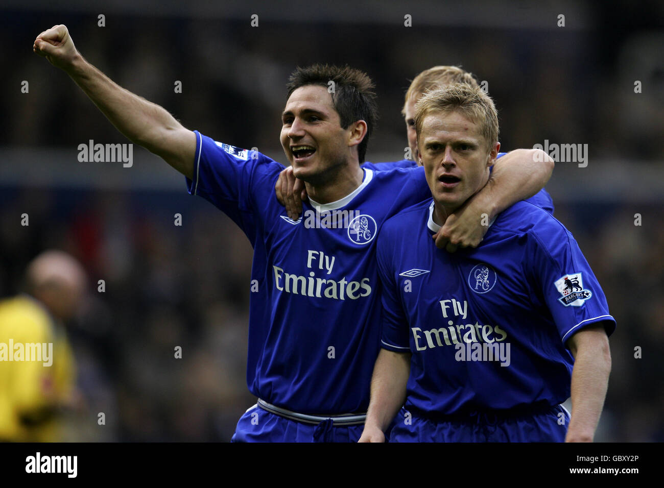 Chelsea's Damien Duff (r) celebrates scoring the third goal with ...