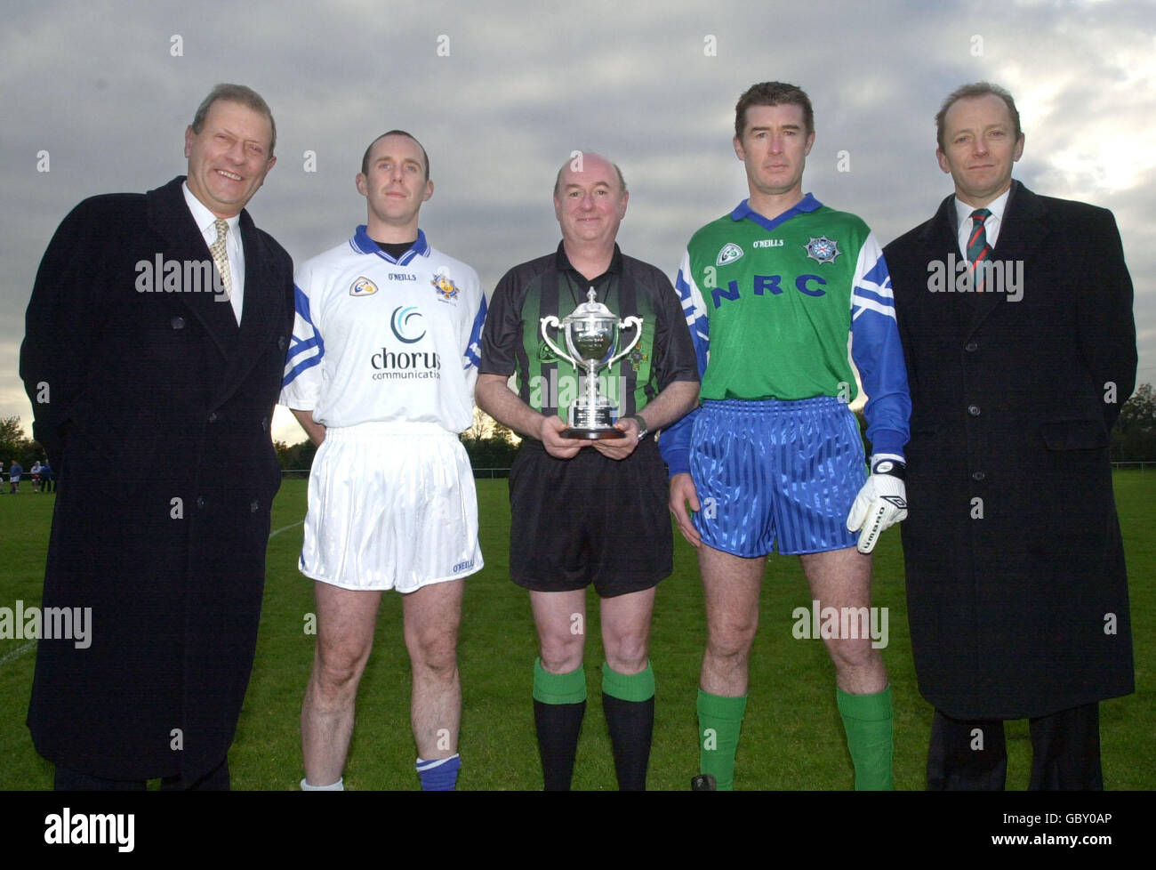 (L-R) Garda Commissioner Pat Byrne, An Garda Siochana captain Damian Tucker, referee Senan Finucane (holding the trophy that the two teams contested), Police Service of Northern Ireland captain John Keane and PSNI Chief Constable Hugh Orde line up before the inaugural match between the two police forces. The match was made possible by the abolition of GAA Rule 21, which banned members of the Northern Ireland security forces from playing the game Stock Photo