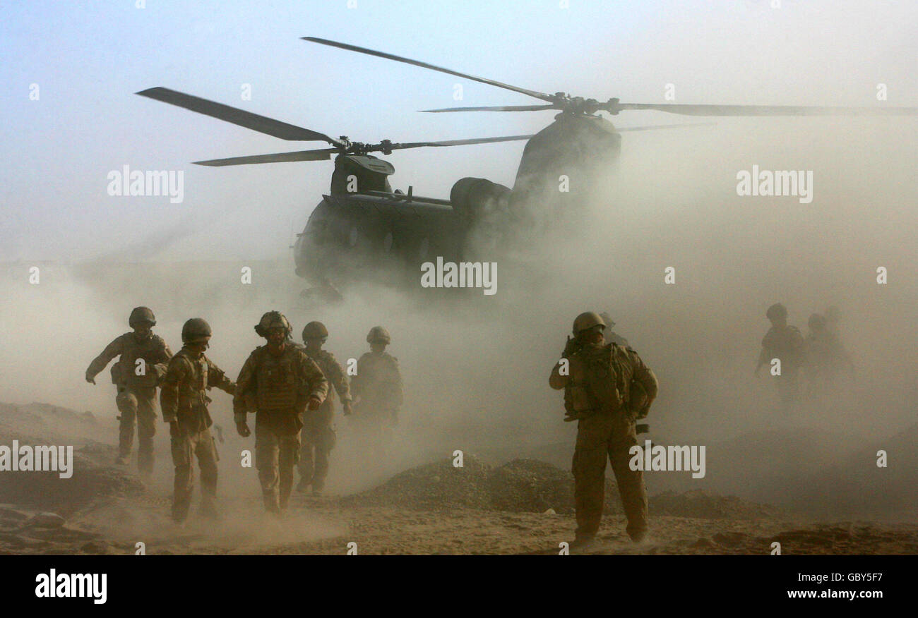 Welsh Guards, and 2 Mercian B Command, and a Chinook helicopter in Gereshk, Afghanistan as Gordon Brown today signalled the end of Operation Panther's Claw, which aimed to drive back the Taliban in the country. Stock Photo