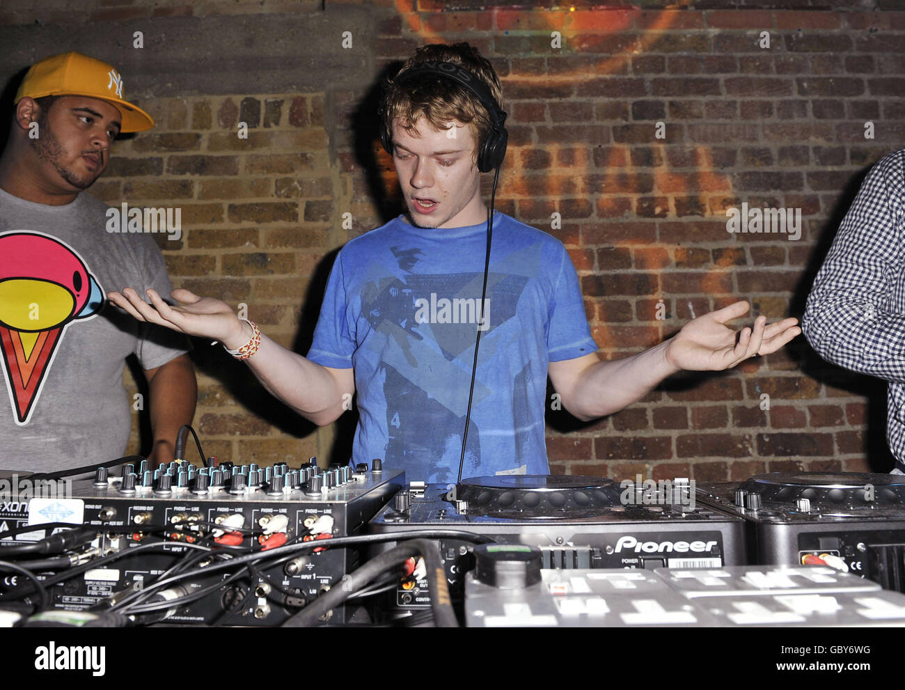 Alfie allen djing vauxhall skate party hi-res stock photography and images  - Alamy