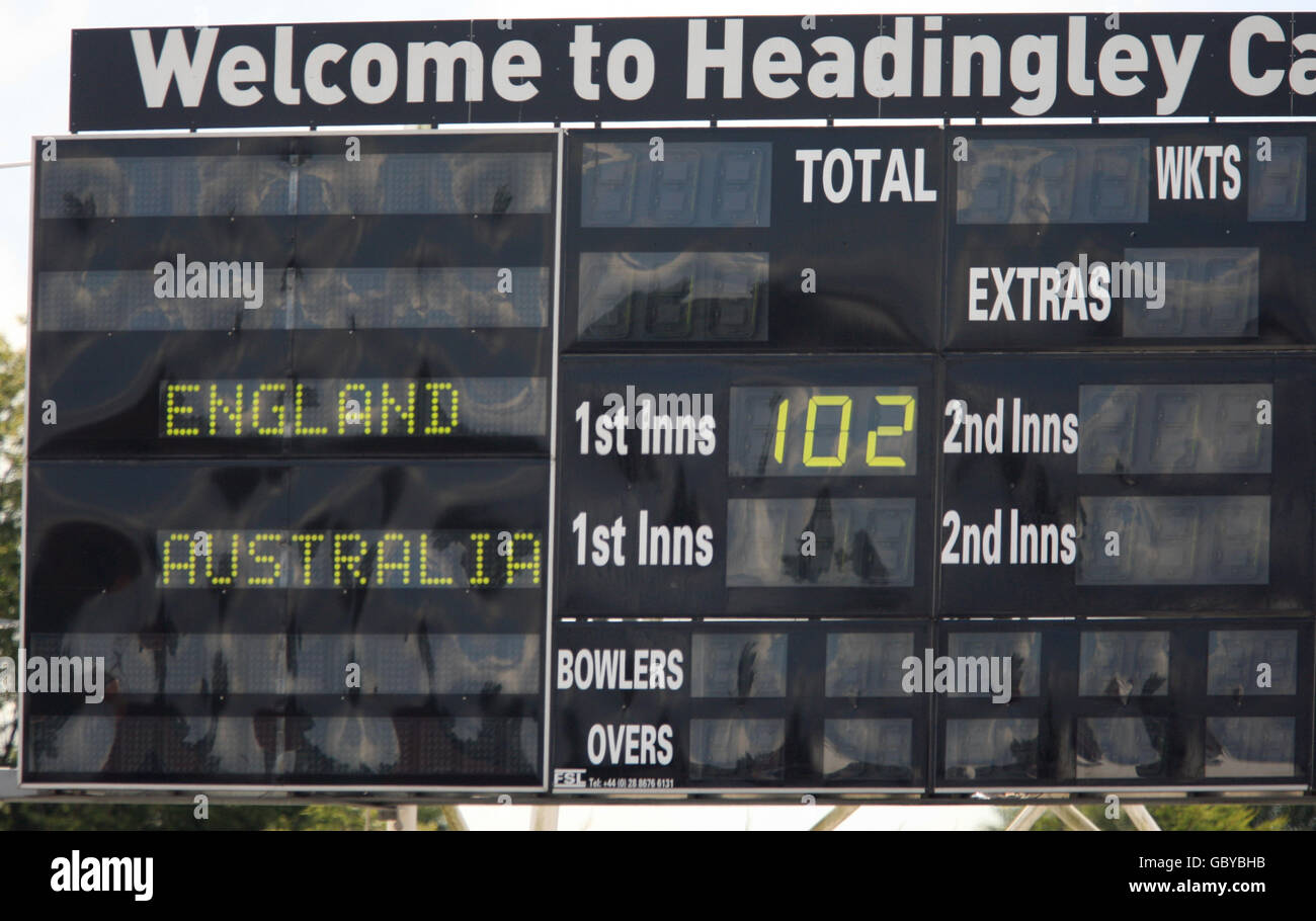 Cricket - The Ashes 2009 - npower Fourth Test - Day One - England v Australia - Headingley. The scoreboard shows England's score Stock Photo