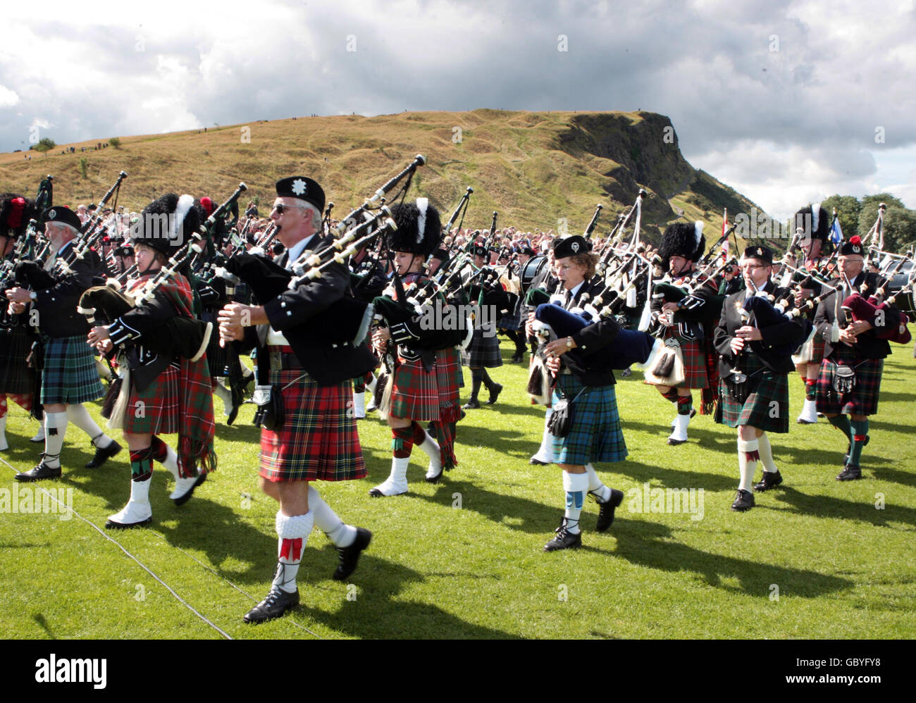 A Pipe Band At The Gathering 2009 At Holyrood Park Edinburgh Stock 