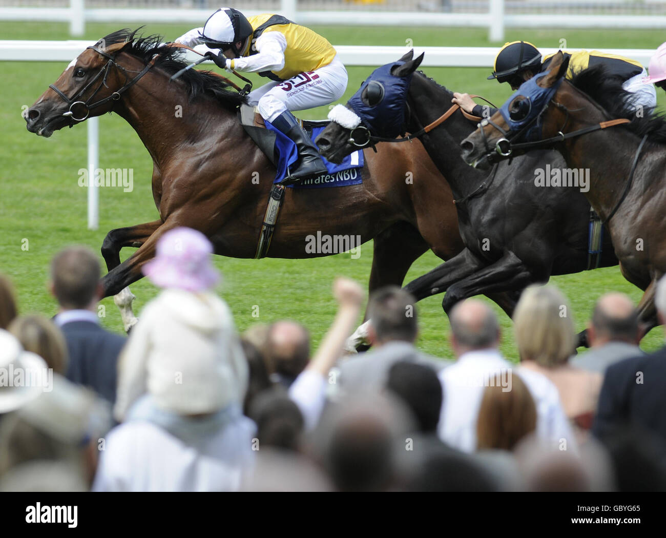Weekend horse racing england hi-res stock photography and images - Alamy