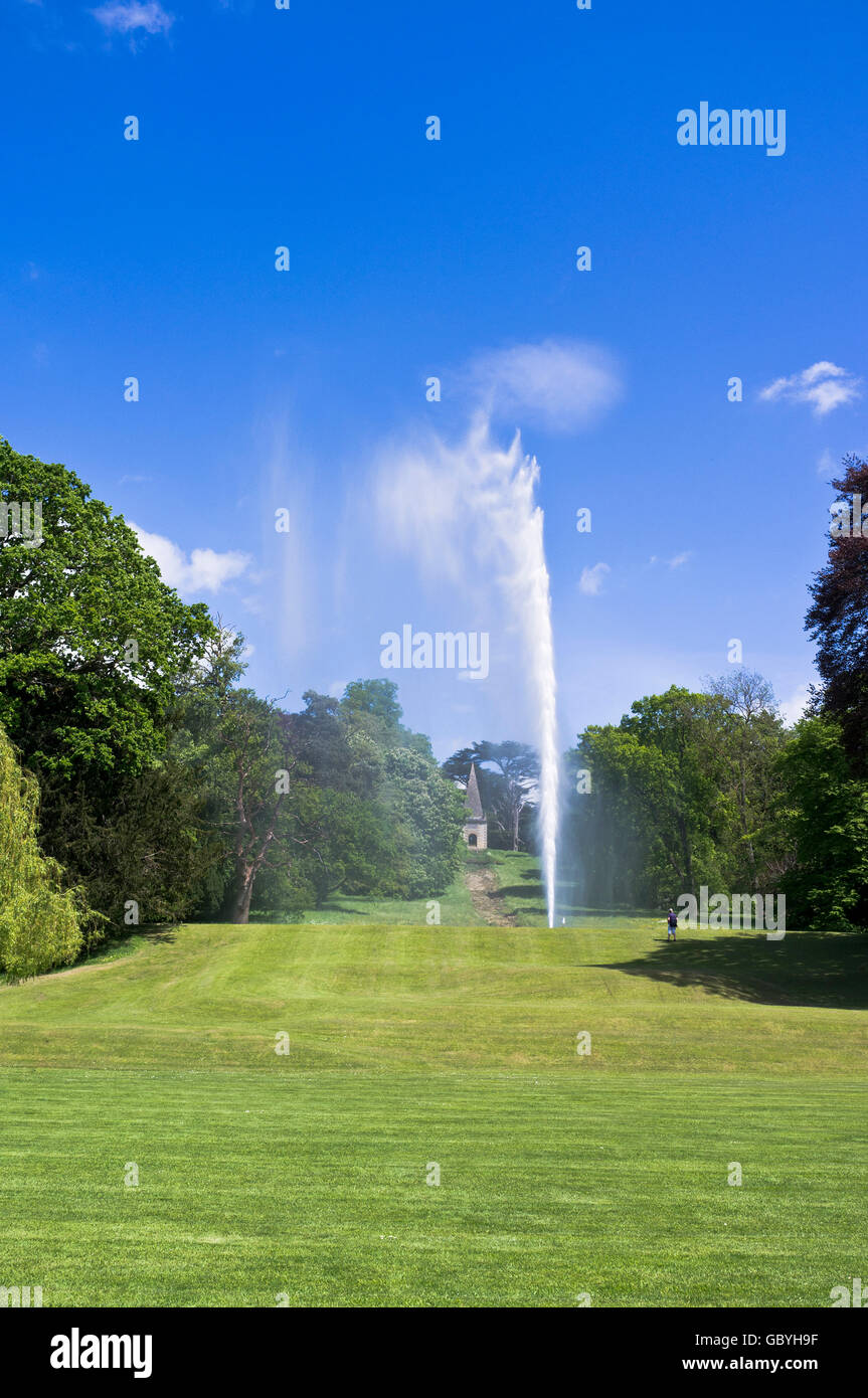 dh Stanway House COTSWOLDS GLOUCESTERSHIRE Tallest UK fountain 300 feet high single jet fountain in grounds Stock Photo