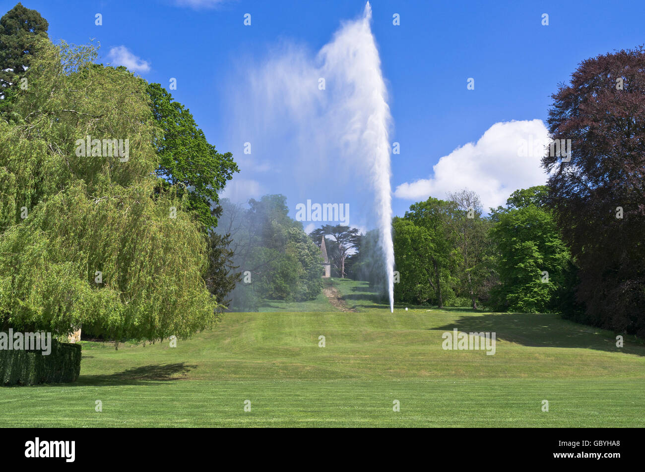 dh Stanway House COTSWOLDS GLOUCESTERSHIRE Tallest UK fountain 300 feet high single jet fountain in grounds summer garden country grass water feature Stock Photo