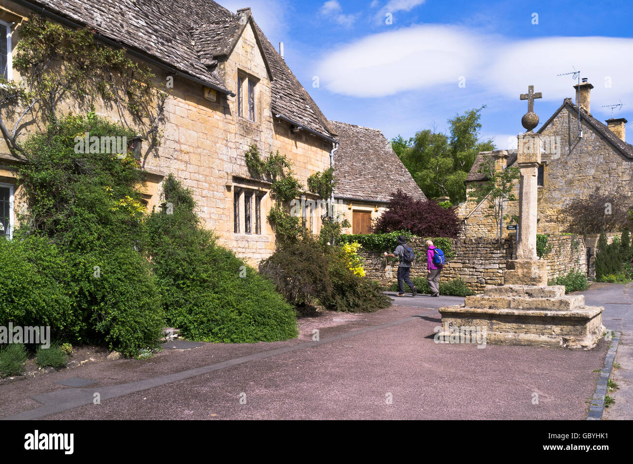 dh Stanton Cotswold Way village COTSWOLDS GLOUCESTERSHIRE Hikers Cotswold stone buildings and market cross england summer rural life walkers english Stock Photo