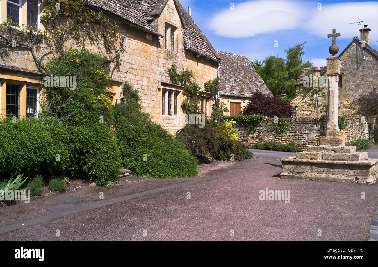 dh Stanton COTSWOLDS GLOUCESTERSHIRE English Idyllic Cotswold Way village stone buildings and market cross england uk summer Stock Photo